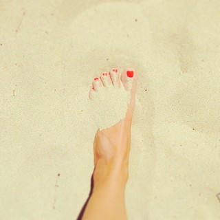 Meryem Uzerli feet photo thumbnail