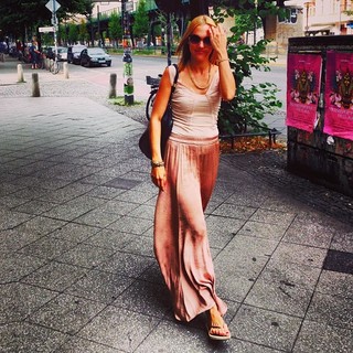 Meryem Uzerli feet photo thumbnail