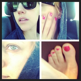 Meryem Uzerli feet photo thumbnail
