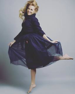Meryem Uzerli feet photo thumbnail