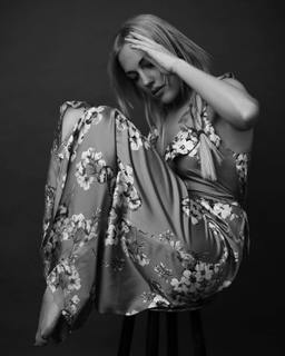 Meryem Uzerli feet photo thumbnail