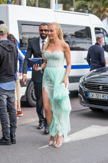 Meryem Uzerli feet photo thumbnail