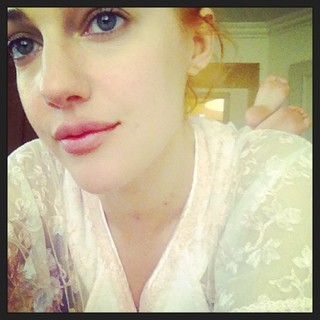 Meryem Uzerli feet photo thumbnail