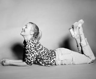 Meryem Uzerli feet photo thumbnail