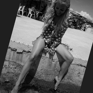 Meryem Uzerli feet photo thumbnail