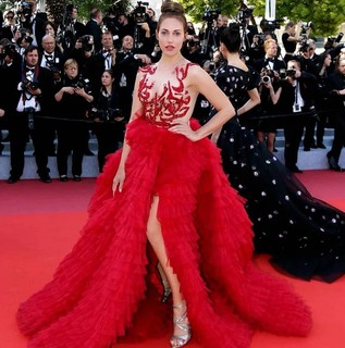 Meryem Uzerli feet photo thumbnail