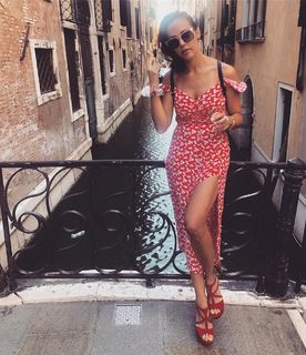 Meryem Uzerli feet photo thumbnail