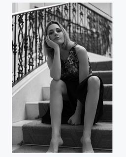 Meryem Uzerli feet photo thumbnail