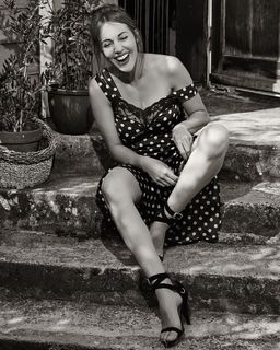 Meryem Uzerli feet photo thumbnail