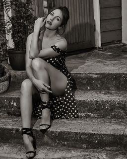 Meryem Uzerli feet photo thumbnail