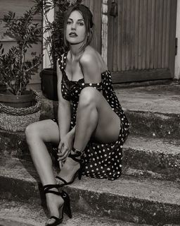 Meryem Uzerli feet photo thumbnail