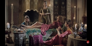 Meryem Uzerli feet photo thumbnail