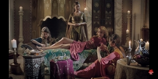 Meryem Uzerli feet photo thumbnail