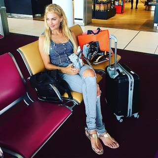 Meryem Uzerli feet photo thumbnail