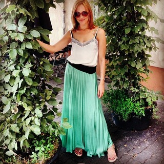 Meryem Uzerli feet photo thumbnail