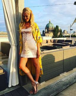 Meryem Uzerli feet photo thumbnail