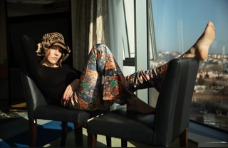 Meryem Uzerli feet photo thumbnail