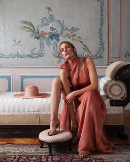 Meryem Uzerli feet photo thumbnail
