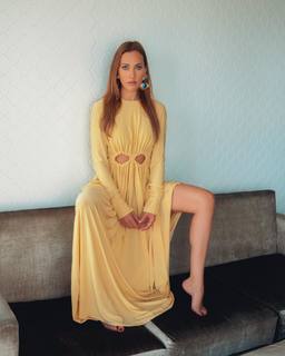 Meryem Uzerli feet photo thumbnail