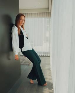 Meryem Uzerli feet photo thumbnail