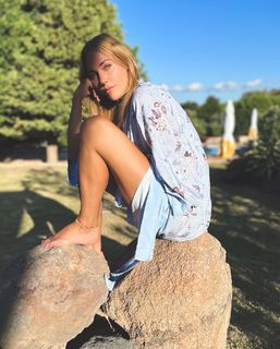 Meryem Uzerli feet photo thumbnail