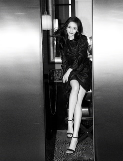 Mi Yang feet photo thumbnail