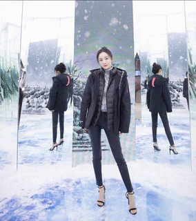 Mi Yang feet photo thumbnail
