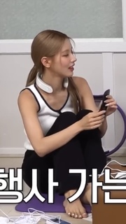 Mi-Yeon Cho feet photo thumbnail