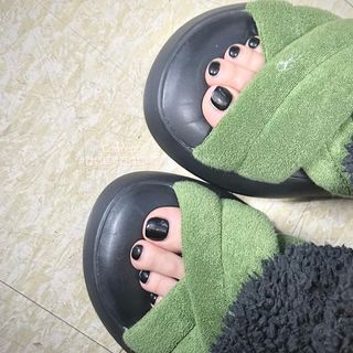 Mi-Yeon Cho feet photo thumbnail