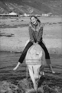 Mia Farrow feet photo 16