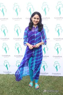 Mia George feet photo thumbnail