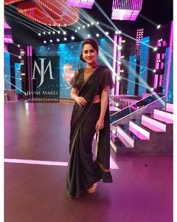 Mia George feet photo thumbnail