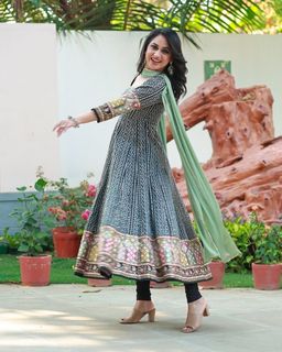 Mia George feet photo thumbnail