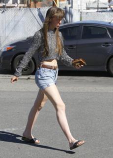 Mia Goth feet photo thumbnail