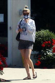 Mia Goth feet photo thumbnail