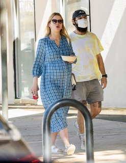 Mia Goth feet photo thumbnail