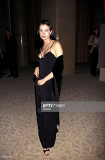 Mia Kirshner feet photo thumbnail