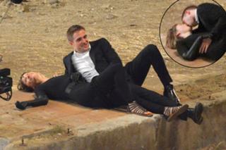 Mia Wasikowska feet photo thumbnail
