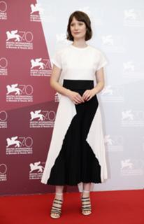Mia Wasikowska feet photo thumbnail