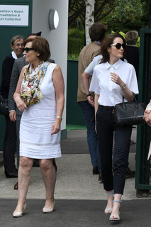 Michelle Dockery feet photo thumbnail