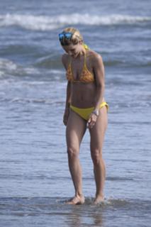 Michelle Hunziker feet photo thumbnail