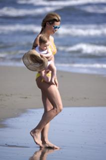 Michelle Hunziker feet photo thumbnail