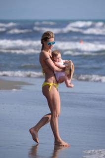Michelle Hunziker feet photo thumbnail