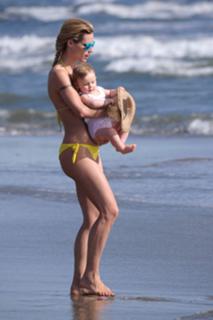 Michelle Hunziker feet photo thumbnail