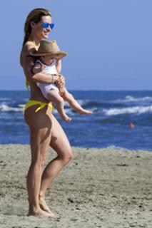 Michelle Hunziker feet photo thumbnail