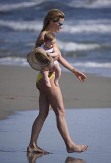 Michelle Hunziker feet photo thumbnail