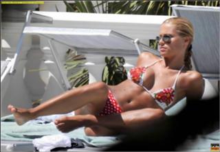 Michelle Hunziker feet photo thumbnail