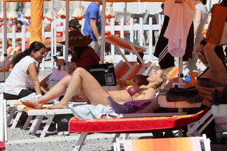 Michelle Hunziker feet photo thumbnail