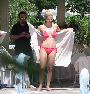 Michelle Hunziker feet photo thumbnail