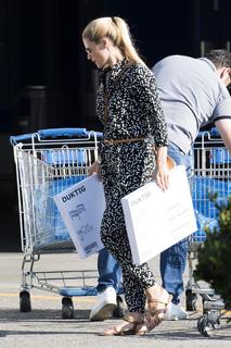 Michelle Hunziker feet photo thumbnail